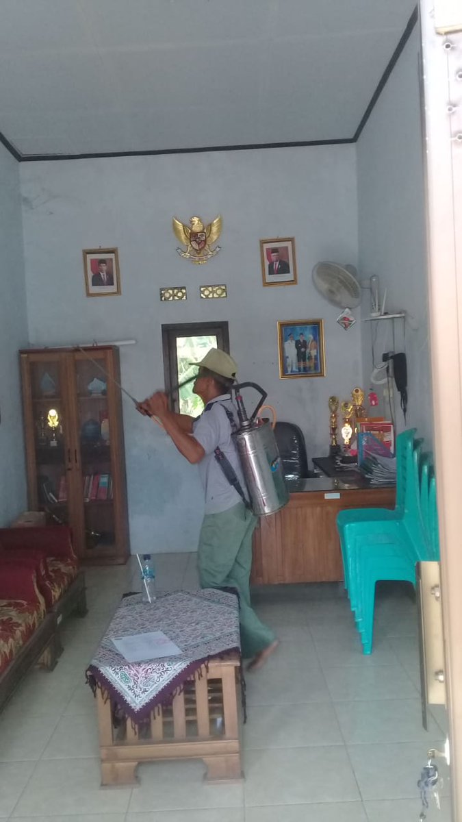 cegah corona, pemdes Desa Gintung melakukan penyemprotan disinfektan di musholla, masjid, dan Balai Desa