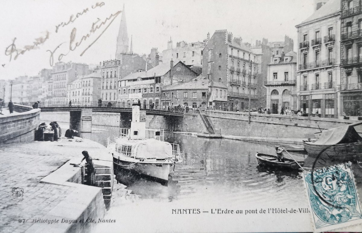 #Nantes, le cours des 50 Otages hier et aujourd'hui. Le photographe Romain Boulanger <a href="/RomainB88/">R B</a> a reproduit (avant le confinement) le même cadrage des décennies plus tard, clin d'œil à l'émission Nantes à la carte <a href="/telenantesinfo/">Télénantes</a> #Enquetedhistoires <a href="/presseocean/">Presse Océan</a> <a href="/romain_naudin/">Romain Naudin</a>