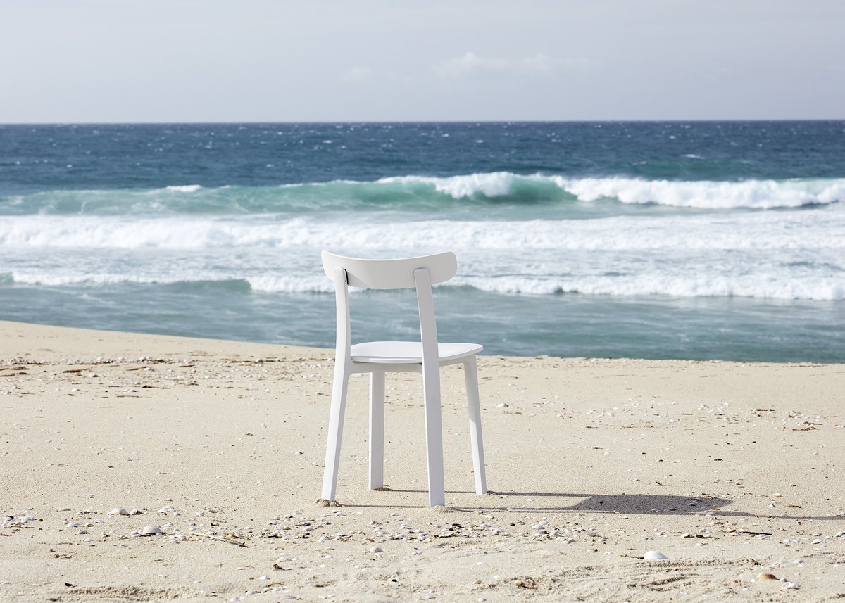 Designed by Jasper Morrison, the All Plastic Chair is reminiscent of classic wooden chairs while advancing the appearance and functionality of this typology. 

vitra.com/living/product…

#Vitra #JasperMorrison #HomeStories