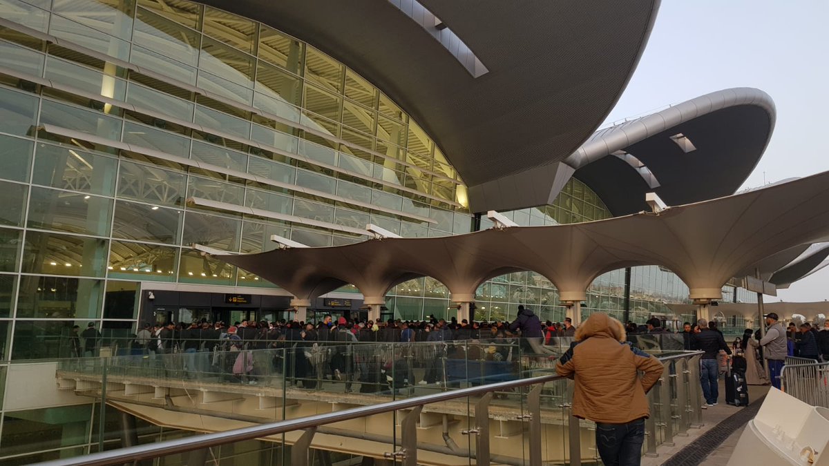 HamelElodie's tweet photo. Aéroport d'Alger ce matin 7h, plus de 300 personnes, en espérant qu'elles puissent rentrer chez elle !!! https://t.co/I16EIVgAfP