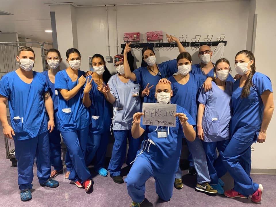 laprovence's tweet photo. 📸 Le service de réanimation DRIS de l'hôpital Nord de #Marseille a un message pour vous... Un grand  MERCI à tous les Marseillais qui respectent les consignes de #confinement et qui les soutiennent tous les soirs à leur balcon 🙏🏼 ❤ (Merci Ouss Abm)

#RestezchezVous https://t.co/nxIspkvhkp