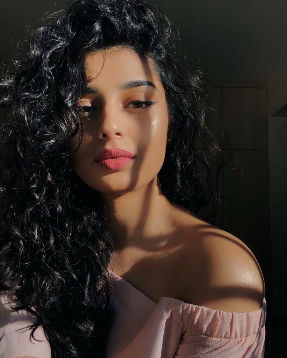 TGIF 💕 Hows everyone doing indoors? Now is your time to #GLAMandGLOW more than ever. 💫🌸 We’re giving you a FREE VITAMIN C HEALTH DRINK with all orders this week! 🍋🍊🍏🍎 #Repost @dhruticd looking gorgeous in this soft glam using #Rosé matte liquid lipstick and #Highlighter