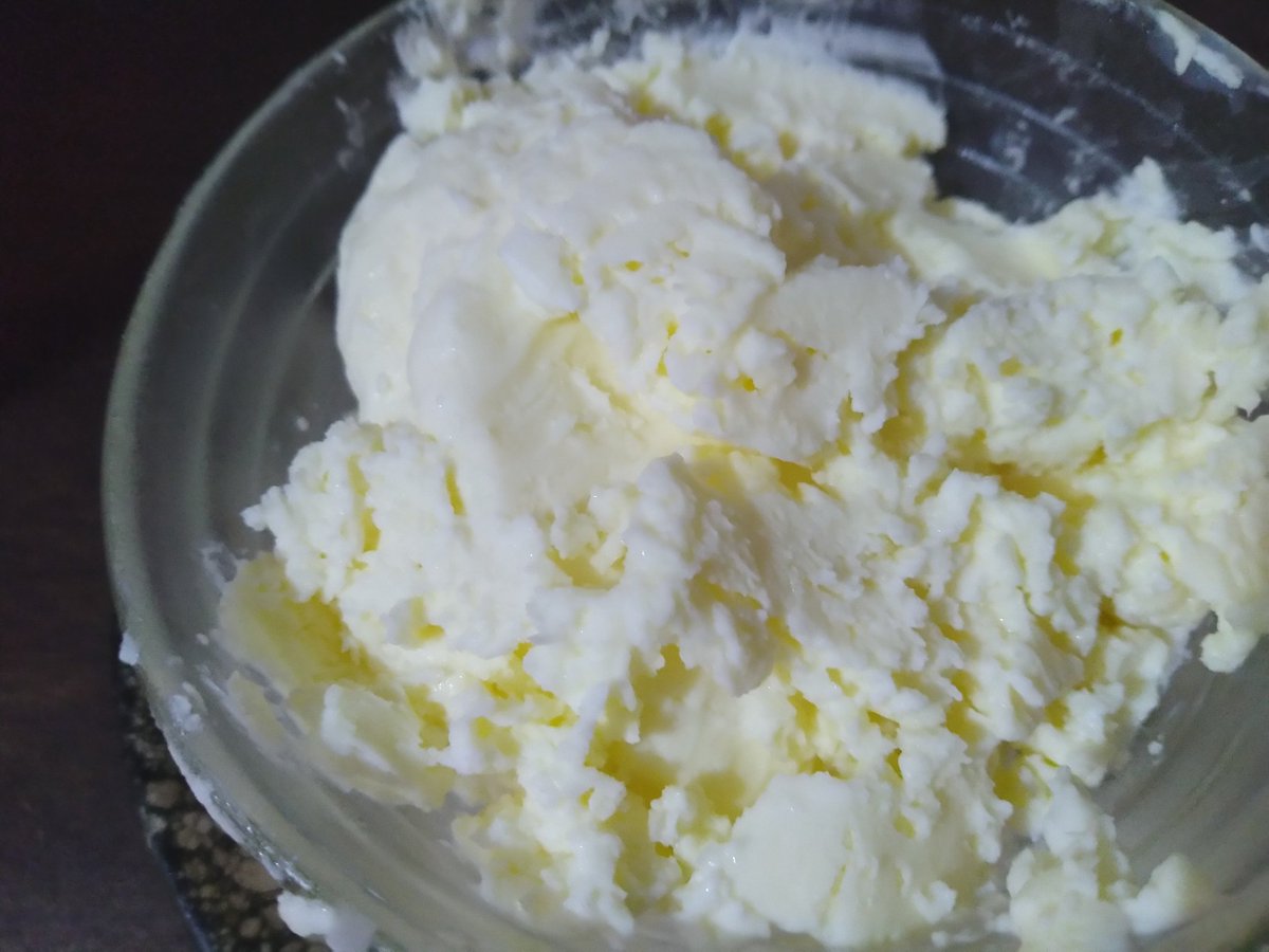 Shinu11_11's tweet image. Amidst the Corona Stress...it's time for some food pleasure 😋😋
#AlooParatha #HomeMadeButter
#MyCookingChronicles