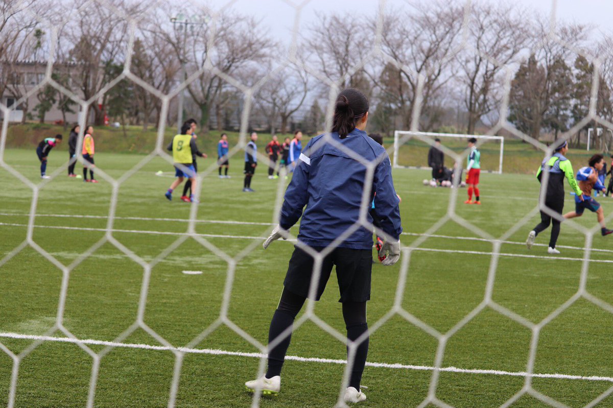 福井工業大学附属福井高校女子サッカー部 こんばんは 恒石彩華です 今日は雨の後でスリッピーなグラウンドでの練習 でした 対人のメニューでスライドやリターンで角度をつけて相手を外すことや フィニッシュまでこだわることを意識して取り組みました