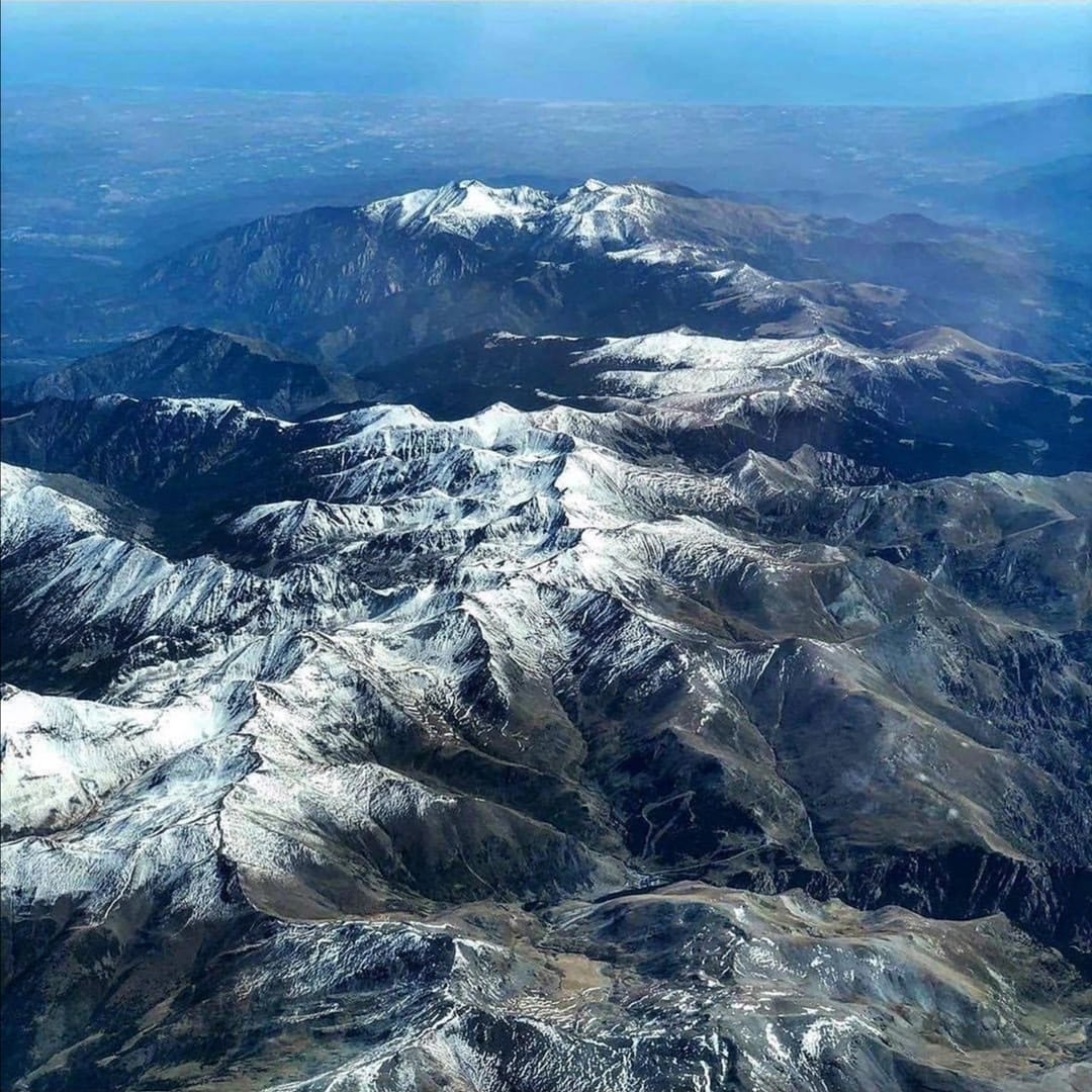 apasdisard's tweet photo. Refugis del Torb de cap a cap! Del Puigmal al Canigó, i fins i tot veiem el mar. Pirineu Oriental sencer! 😀👏😍. Reconeixes els cims i carenes?
Gran 📷de @trifabian i gràcies @pyreneesorientales_tourisme per compartir-la!
Aviat hi podrem passejar... 🤞🤞Per ara, #joemquedoacasa https://t.co/klbupp3iOp