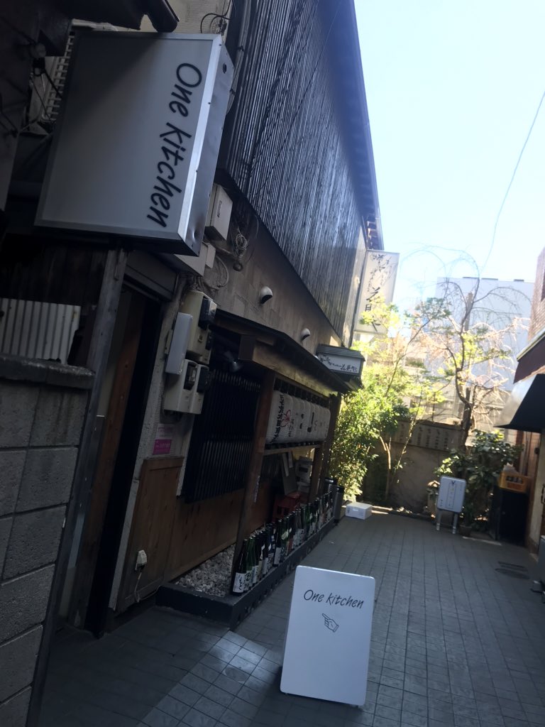 eri0903's tweet photo. 休日わいわい手作りランチ😆
#OneKitchen #四谷 #四谷三丁目
三口のガスコンロ、オーブン
心置きなきく使えます🥒🧅🥔
🍅ペンネ(ミート,きのこクリーム,春キャベツとハムのペペロンチーノ)
🍕ミックスピザ
🥕たっぷり野菜のポトフ …など
#Voicyファンラボ メンバー11人で
円卓を囲んで楽しかった😋 https://t.co/HXcVGkIGC2