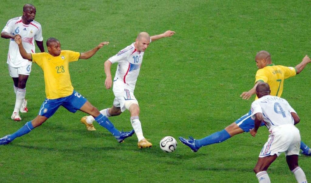 Scipionista's tweet image. France-Brésil 2006 pour revoir encore et toujours, sans jamais s’en lasser, l’une des meilleures performances individuelles de l’histoire.