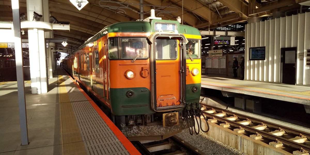 サンライズ2 新潟駅から越後線吉田経由柏崎行の115系 乗ってきます 車内の内装から見て 元長野車の115系だな サンライズ2 新潟駅から越後線吉田経由柏崎行の115系 乗ってきます 車内の内装から見て 元長野車の115系だな