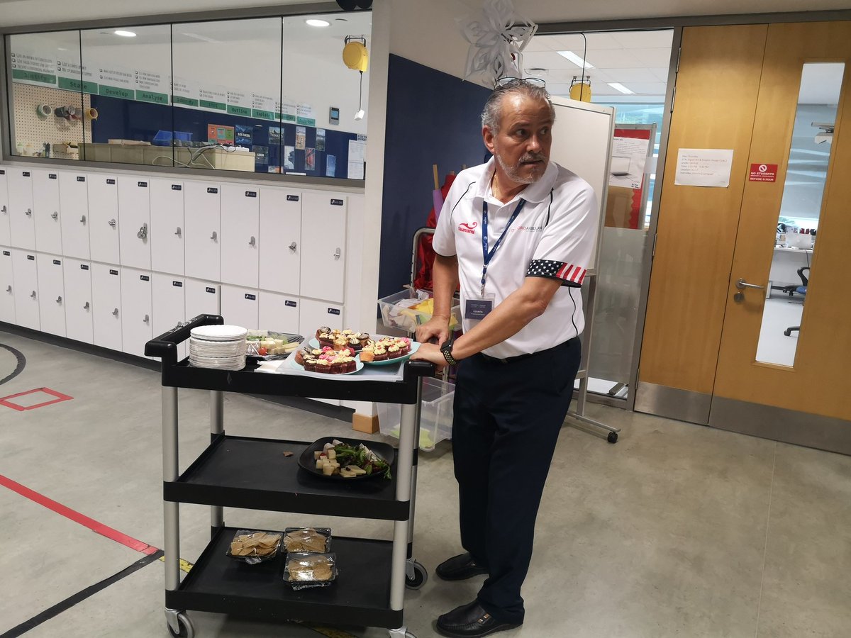 DossaRehmat's tweet photo. @HighSais our HS principal making sure we're well taken care of after PTC! Thank you #saisrocks https://t.co/TU4c0KHmgW