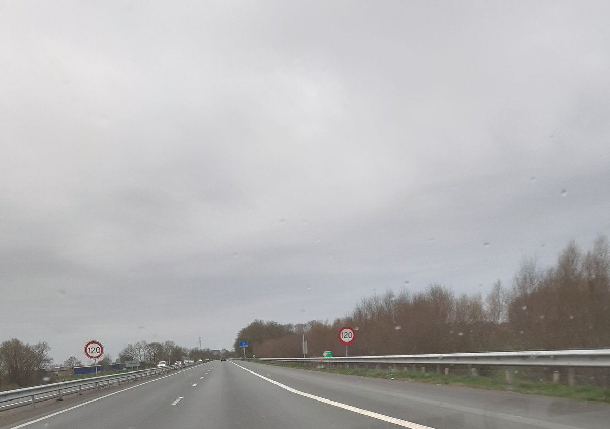 NescaAG's tweet photo. Goedemorgen @RWSverkeersinfo en @Rijkswaterstaat Ik heb vandaag een raadsel voor jullie😀. Welke snelweg is dit? Hint: Daar mag nog steeds 120km/u gereden worden🙈 https://t.co/Y58tOhUWlt