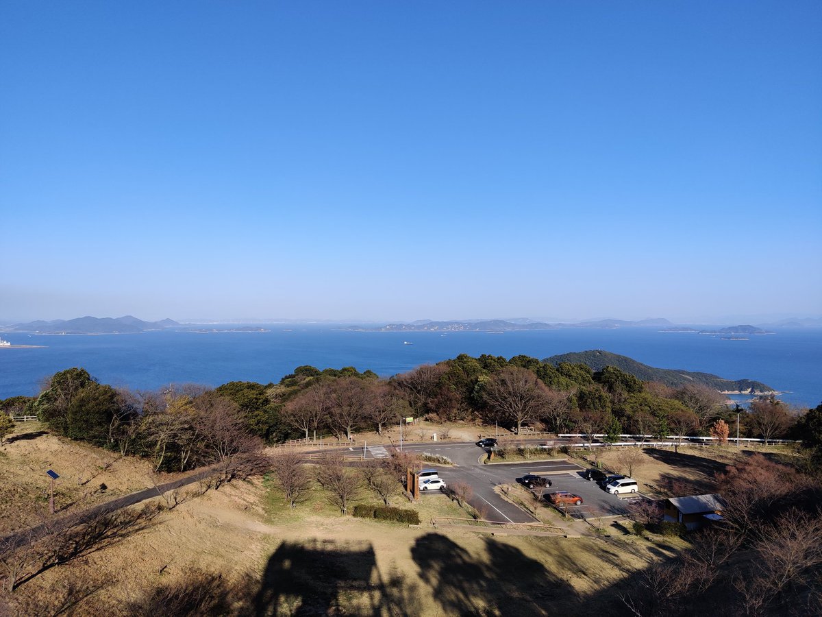 carpmusume8's tweet photo. ドライブで展望台まで来ました。今日はまずまずで、瀬戸大橋まで見えますね。ここはもっと海側に第2展望台もあるのですが、周りに木が多くてあまり見晴らしもよくないのでいつ行っても人がいません。#グリーンライン https://t.co/7BK8BG4pav