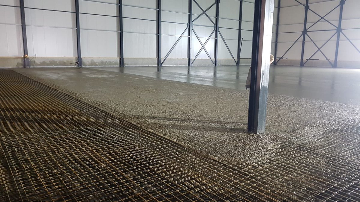 Uiteraard volgt ABC mortel ook de RIVM richtlijnen en proberen we waar mogelijk onze klanten op aangepaste wijze te bedienen. Vandaag een mooie vloer in Opheusden voor JG Timmer. abcmortel.nl #beton