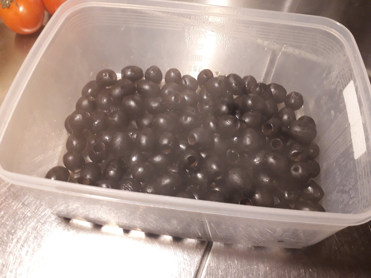 フランス料理ロドゥラ オリーブパウダー 種無しのブラックオリーブを電子レンジにかけまくって水分を抜き さらに低温のオーブン 80 ぐらい でしっかり乾燥させてミキサーにかけるだけ 料理の仕上げに程よい旨味と香りを与えてくれます あとなんか皿 フランス料理ロドゥラ オリーブパウダー 種無しのブラックオリーブを電子レンジにかけまくって水分を抜き さらに低温のオーブン 80 ぐらい でしっかり乾燥させてミキサーにかけるだけ 料理の仕上げに程よい旨味と香りを与えてくれます あとなんか皿