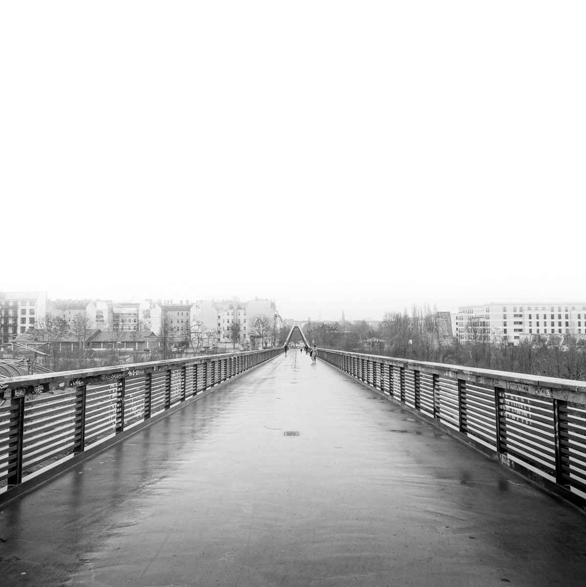 8BitPapa's tweet photo. Weniger Menschen unterwegs. Gut so. Vielleicht bleibt uns in Berlin ja doch die Ausgangssperre erspart. ⠀
😐⠀
#vaterblog #kita #papablogger #papakolumne #mamablogger_de #blogger_de #corona #covid #covid2019 #covid_19 #sarscov2 #ausgangssperre #schwedtersteg #berlin https://t.co/DuQ6ByOtp9