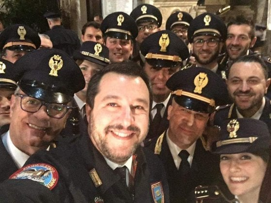 AugustoNovali's tweet photo. Io non sono bravo con il PC e non sono in grado di farlo. C'è nessuno che ha pensato alle foto di #sciacallozero in divisa medica, paramedica, da infermiere, delle ambulanze? Dai, datevi da fare!😄 https://t.co/eh7x5y9sVL