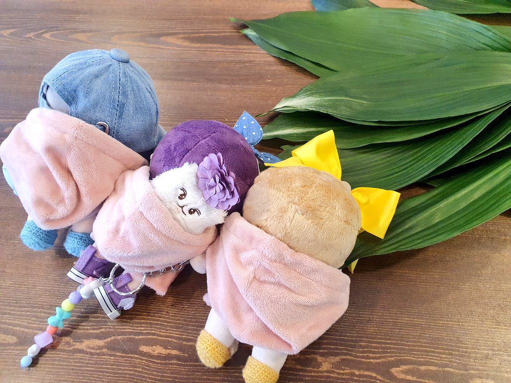 오랜만에 등장한 머쓱함은
머쓱하게 끼워맞춘 하늘공식생 뒷통수들로 스을쩍💙💜💛

#퐁당우니 #알콩이 #꿀빵이 #쟈근뽀메