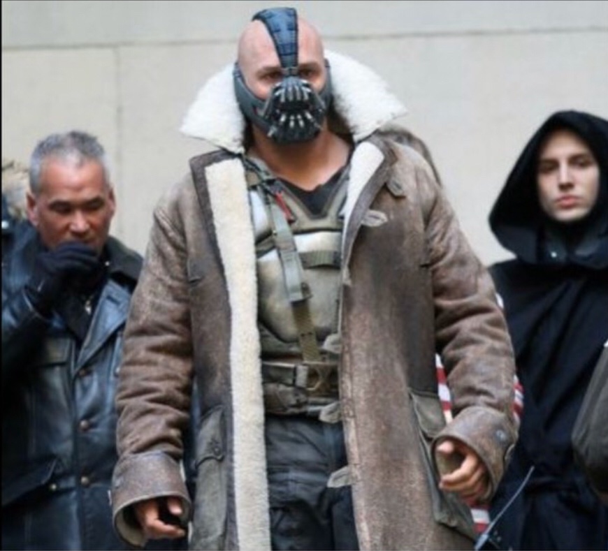 Avez vous remarquez que Bane dans Batman :
-porte un masque dès qu’il sort
-a des difficultés à respirer 
-est insaisissable et crée un sentiment de panique généralisée 
-est malade depuis qu’il revient d’asie
-Peut bloquer une ville 
-a un problème qui vient d’une chauve-souris