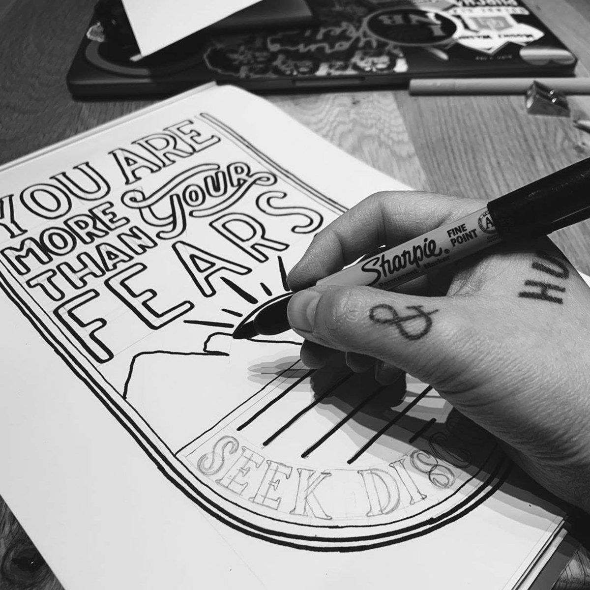 sharpie_sa's tweet photo. It's easy to feel overwhelmed in times of uncertainty. Why not focus your energy on a creative project as a way to overcome your fear and anxiety ❤️

📸: @ChelseaArruda (Instagram) #Sharpie https://t.co/2o11TLjVEx