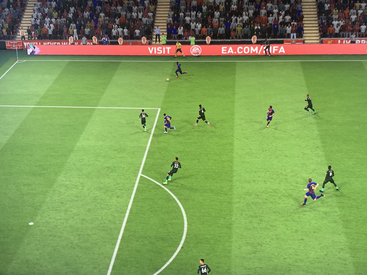 Un saludo al genio de UX que no pensó en cruzar los colores de las equipaciones para no volverse loco en el juego deportivo de referencia que no es Pro Evolution Soccer.