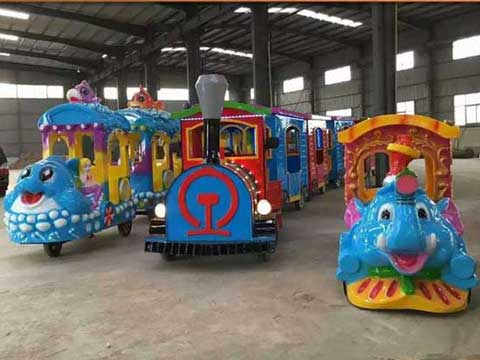 Паровозик парк безрельсовый. Zamperla trackless train. Паровоз детский аттракцион. Аттракцион паровоз циркус. Егоровский вагон.