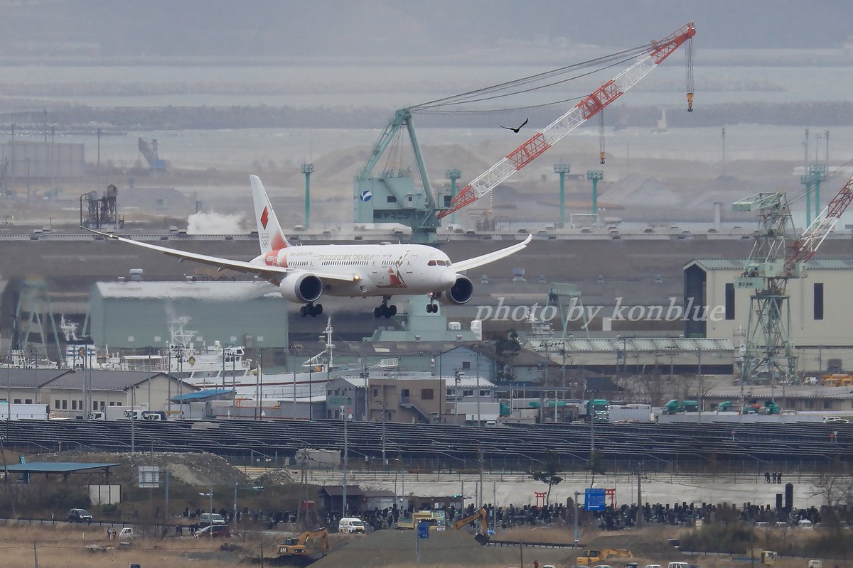 k12_konburu's tweet image. 夕飯の仕込み合間に現像。
松島基地にアプローチする聖火輸送機。
多くのギャラリー津波被災跡地のメガソーラー。
塩釜港と未だ更地の被災地。
どうしても、この位置から撮りたかった！

#松島基地
#Go2020Go 
#聖火到着式 
#B787