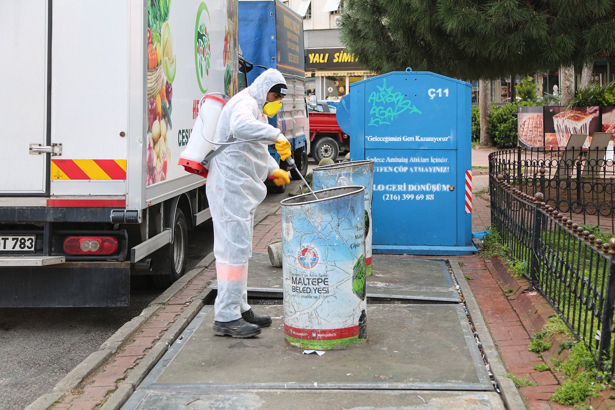 Maltepe sokaklarında #coronavirüs’le mücadelemiz sürüyor.
Günlerdir aralıksız sürdürdüğümüz dezenfeksiyon çalışmaları kapsamında ekiplerimiz bugün de sabahın erken saatlerinden itibaren tüm sokakları yıkıyor ve çöp konteynerlerini ilaçlıyor.