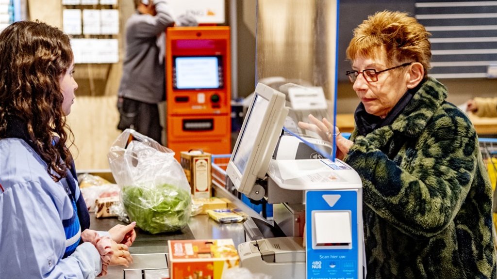 RTLZ's tweet photo. Ouderen hebben vanaf maandag tussen 7 en 8 uur het rijk alleen bij Albert Heijn. De supermarkt komt met een ouderenuurtje vanwege coronagevaar https://t.co/MvA5MBLcOd https://t.co/UUuaLUDlde