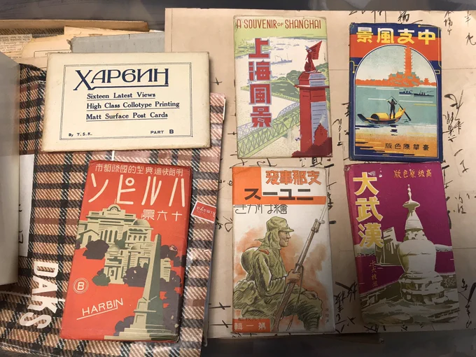 山のような絵葉書、あちこちの地図、あと石碑の拓本がゾロゾロと。 