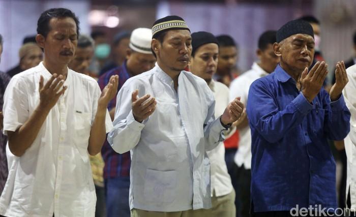 detikcom's tweet photo. #Foto Masjid Istiqlal menggelar salat zuhur berjamaah sebagai pengganti salat Jumat. Para imam dan jemaah juga membaca qunut nazilah di tengah wabah corona. Begini momennya: https://t.co/ADV4CXSfz2 #VirusCorona #DoaQunut https://t.co/KInqTMYskV