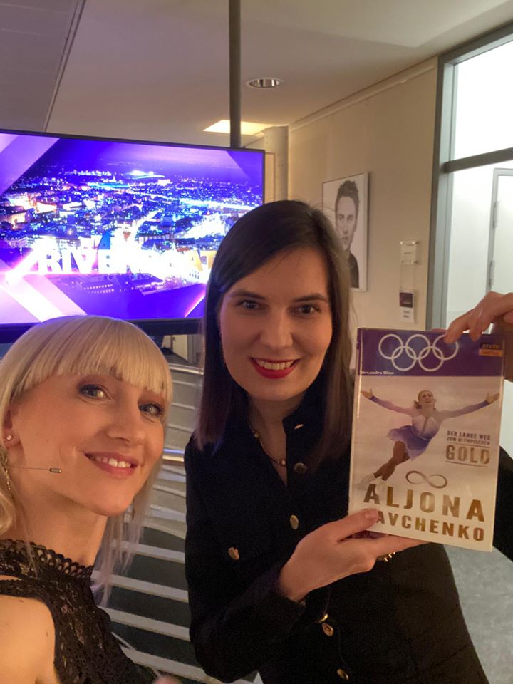 #SaveTheDate: Heute 22 Uhr <a href="/aljona1984/">Aljona Savchenko</a> mit der Autorin <a href="/Samemm81/">Long-Program.com</a> und den Moderatoren <a href="/Kachelmann/">Jörg @kachelmann anderswo: @realkachelmann</a> und Kim Fischer im <a href="/mdrde/">mdrde</a> #Riverboat. Einschaltbefehl!
#aljonasavchenko #mdrriverboat