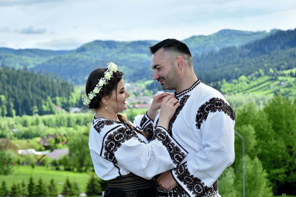 NuntaTradition's tweet image. Iubire ca-n Bucovina – Mugurel şi Ştefania
buff.ly/3938fCP

#NuntaTraditionala #NuntaRomaneasca #Frasin #Bucovina #Moldova #Traditii #Obiceiuri #PortIE #Nunta #Wedding #WeddingPhotography #TraditionalWedding #WeddingCustoms #Photography #PhotoShoot #Romania