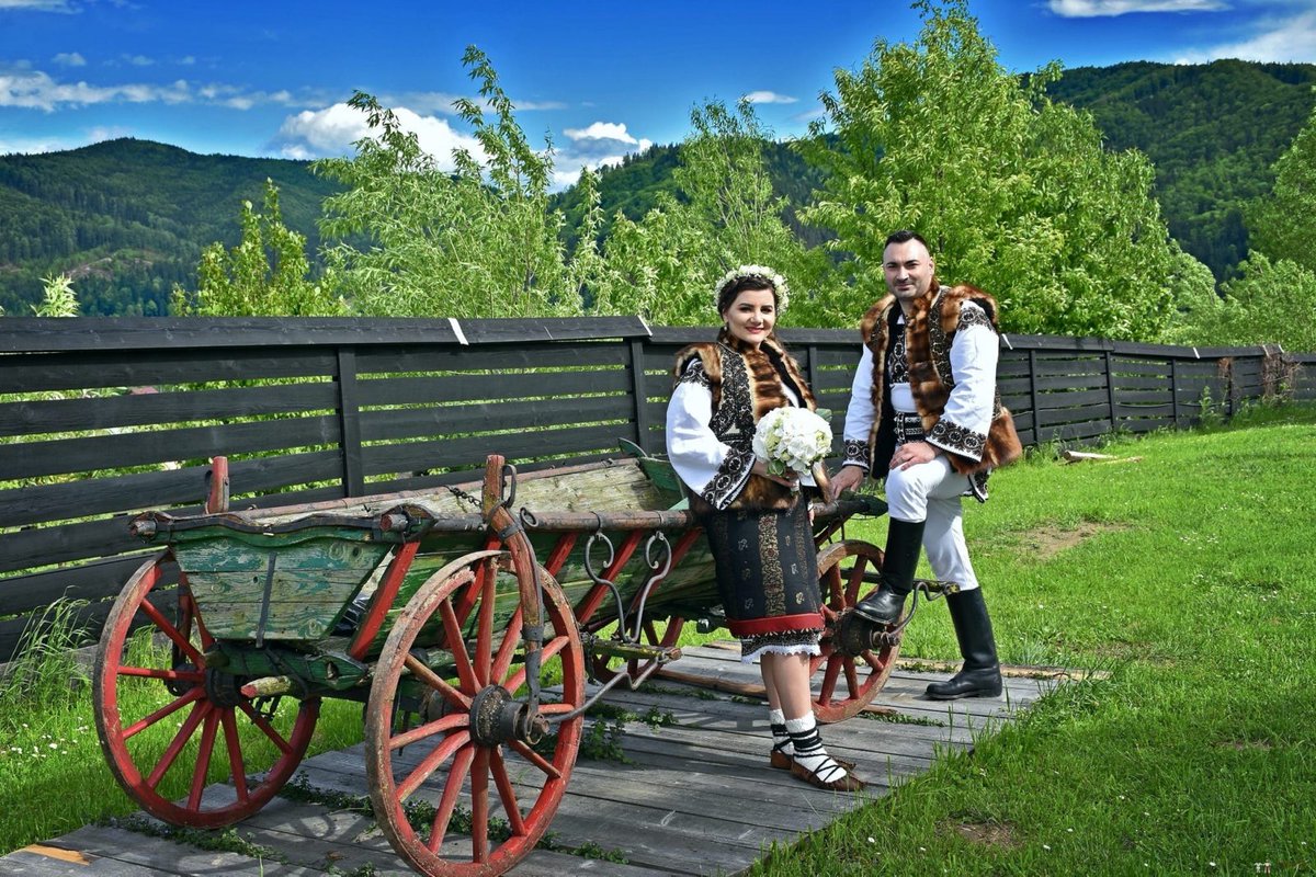 NuntaTradition's tweet image. Iubire ca-n Bucovina – Mugurel şi Ştefania
buff.ly/3938fCP

#NuntaTraditionala #NuntaRomaneasca #Frasin #Bucovina #Moldova #Traditii #Obiceiuri #PortIE #Nunta #Wedding #WeddingPhotography #TraditionalWedding #WeddingCustoms #Photography #PhotoShoot #Romania