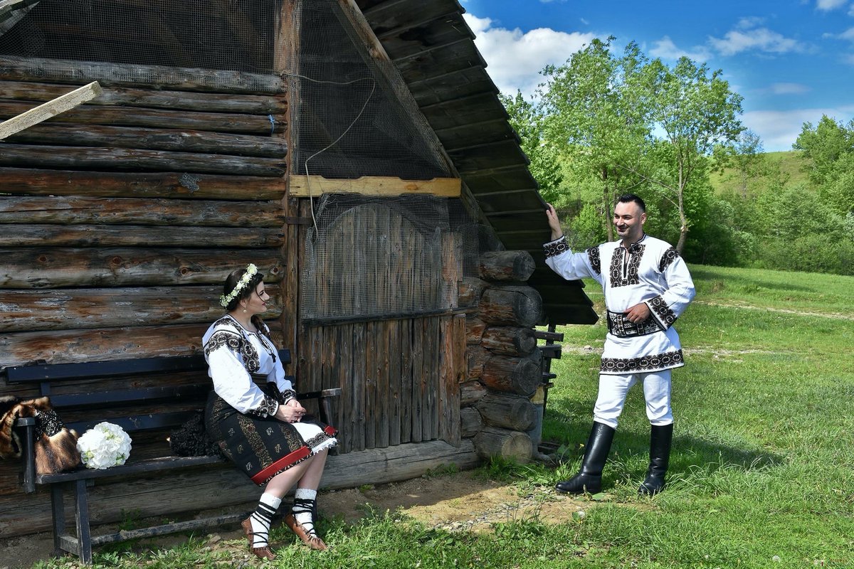 NuntaTradition's tweet image. Iubire ca-n Bucovina – Mugurel şi Ştefania
buff.ly/3938fCP

#NuntaTraditionala #NuntaRomaneasca #Frasin #Bucovina #Moldova #Traditii #Obiceiuri #PortIE #Nunta #Wedding #WeddingPhotography #TraditionalWedding #WeddingCustoms #Photography #PhotoShoot #Romania