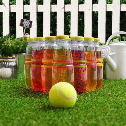 BSC_Tim's tweet image. Vandaag Bowlen!

Pak 10 lege flessen of pakken en maak je eigen bowling baan. Zet de flessen in een piramide vorm.

Maak een streep vanaf waar je de bal moet gooien/rollen. Probeer met een tennisbal zoveel mogelijk flessen/pakken om te gooien of rollen. Je mag 2x gooien/rollen.