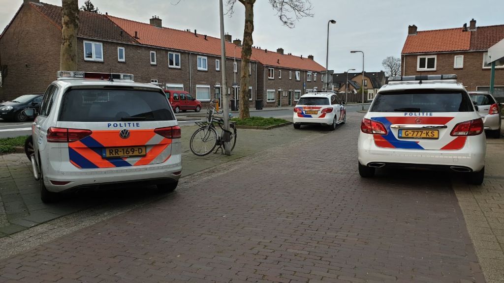 UPDATE: Gewonde bij steekincident in Enschede, politie zoekt verdachte..