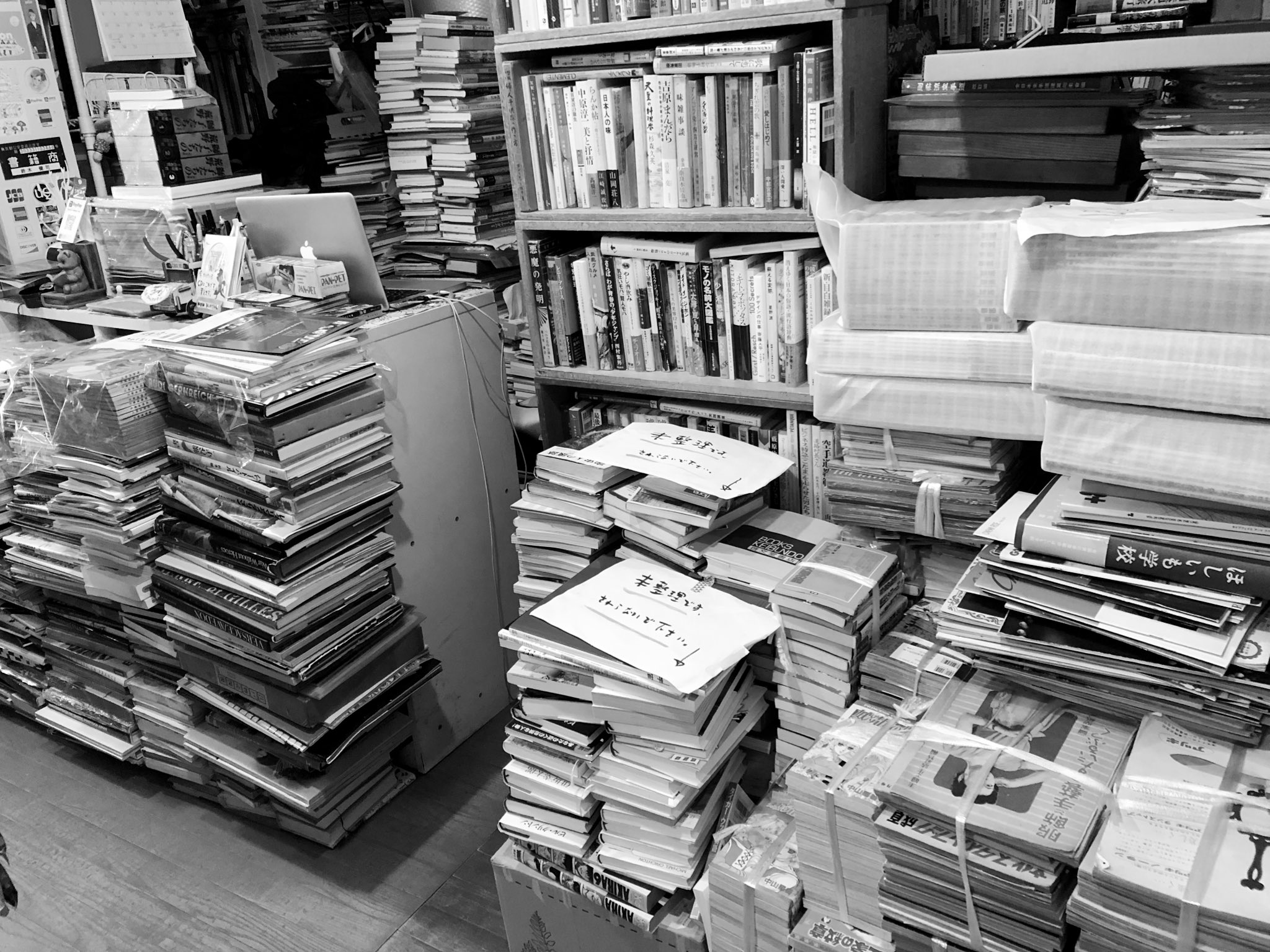تويتر リズム ブックス على تويتر たとえ売場崩壊 帳場周りどころか売場まで本が山積み になる可能性があろうとも来るものを拒まずお客さんからお預かりした本は1冊1冊しっかり検査 査定 したのち然るべき処置をして次の本棚へ送り出すのが古本屋のお仕事です