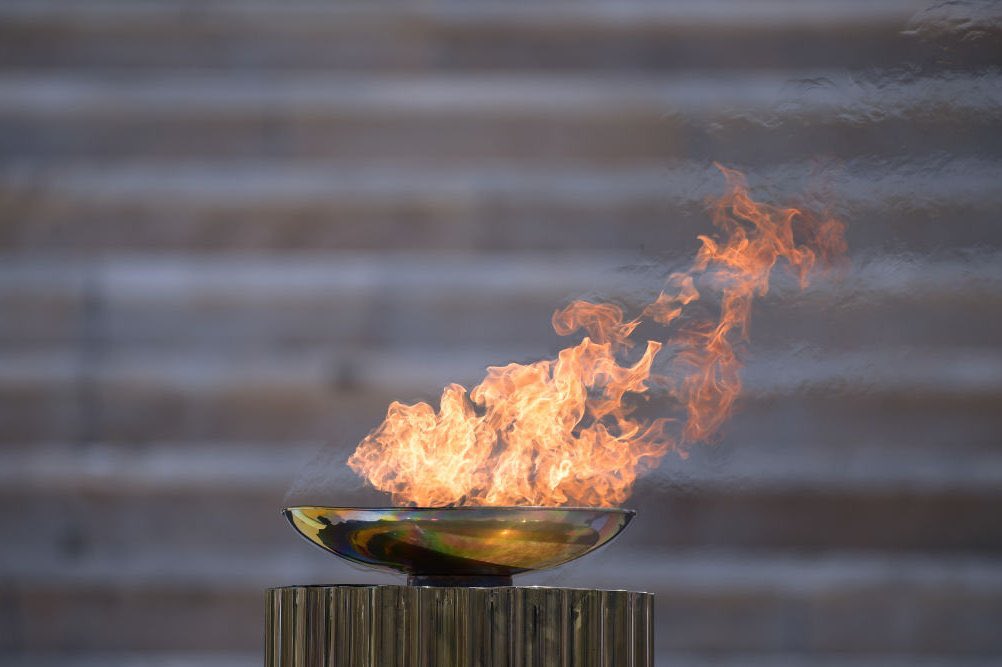 чаша олимпийский огонь греция. олимпийский огонь горит. факел олимпийского огня олимпийских игр. олимпийский огонь горит. олимпийский огонь горит.