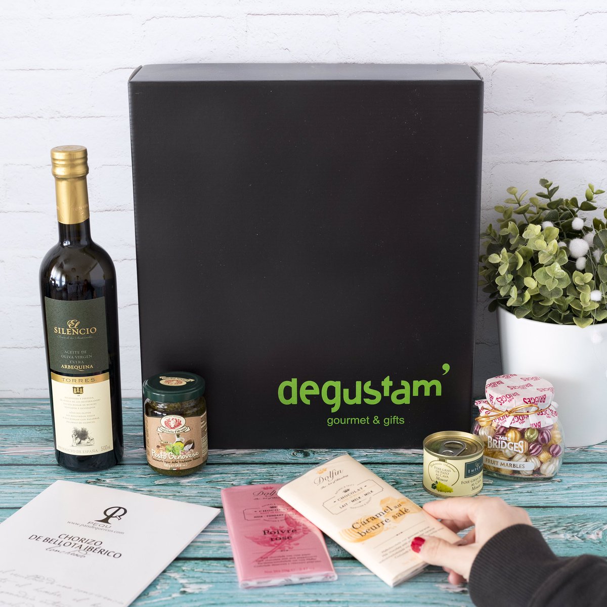 ¡Buenos días! ¿Sabías que puedes crear tu caja Gourmet personalizada con los productos que tú prefieras? Tú eliges los productos y nosotros te lo preparamos para que te llegue a casa o para enviárselo a quien tú quieras 😋 Así puedes controlar el presupuesto que quieres gastar