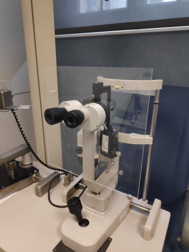Muy importante colocar pantallas en las lamparas de hendidura. Los oftalmólogos y optometristas tenemos mas riesgo de contagio #Covid_19 por mayor proximidad al paciente. Gran labor # ICOF y del personal de mantenimiento #Maternitat <a href="/hospitalclinic/">Hospital Clínic</a>