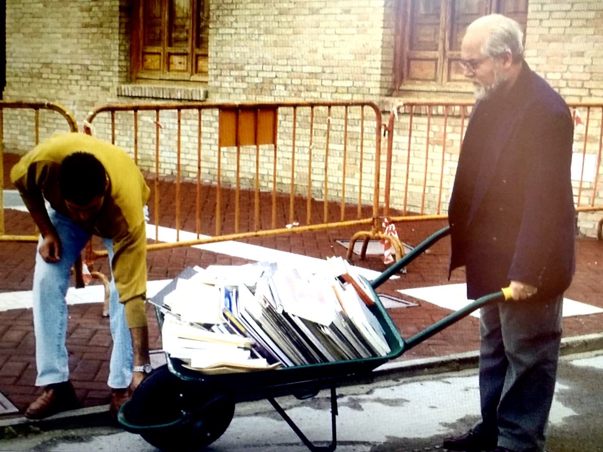 En momentos críticos hay que arrimar el hombro.
Os dejo esta instantánea de 1998 Carrillo de mano y la colaboración del mejor guía museístico, Pepe Rodriguez Montero

#estevirusloparamosunidos