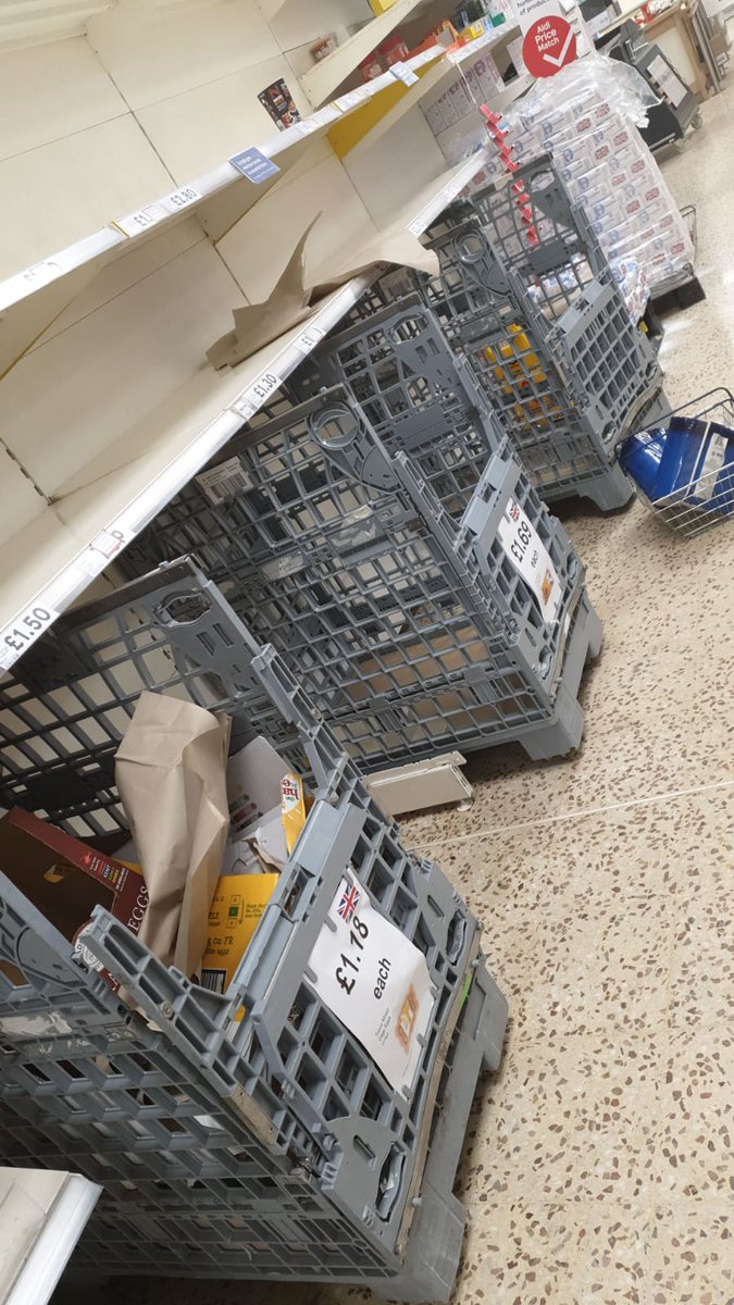 LuisCastroTV's tweet photo. @GloriaAlvarez85 @elEstadista1 Te informo Gloria (porque la verdad da lástima leer lo que dices) que los países que andan como locos, desesperados, vaciando los supermercados, son los del "1er mundo". Que manera tan infantil de politizar todo! 
LAS FOTOS NO SON EN CARACAS 👇👇👇 ES LONDRES! https://t.co/VAYDkX0dMk