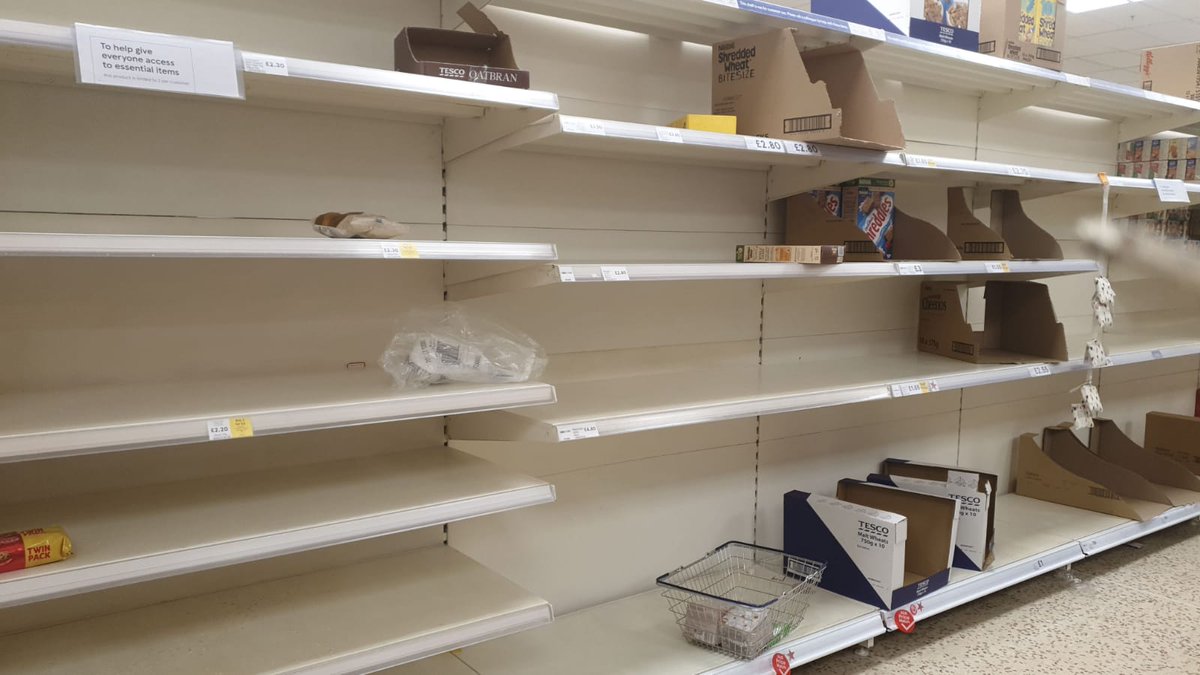 LuisCastroTV's tweet photo. @GloriaAlvarez85 @elEstadista1 Te informo Gloria (porque la verdad da lástima leer lo que dices) que los países que andan como locos, desesperados, vaciando los supermercados, son los del "1er mundo". Que manera tan infantil de politizar todo! 
LAS FOTOS NO SON EN CARACAS 👇👇👇 ES LONDRES! https://t.co/VAYDkX0dMk
