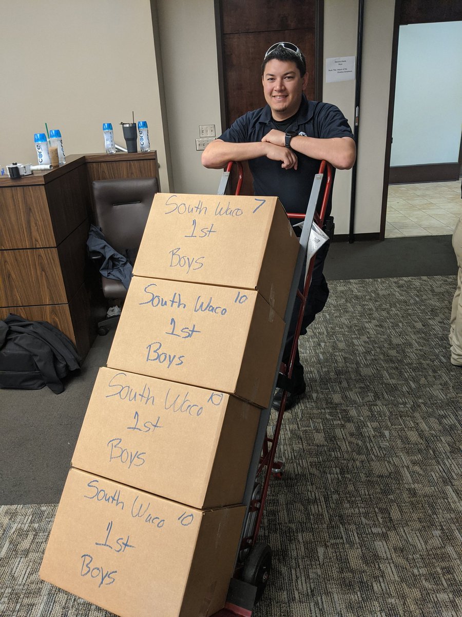 MsHaleyDean's tweet photo. It's a @WacoISD Packing Party!!! #COVID19 #schoolclosure @WISDMontessori https://t.co/ovNbGqfkwR
