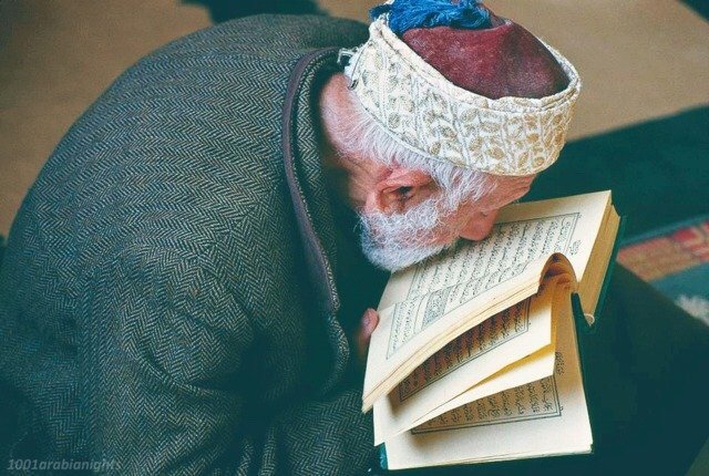 Al_ain5555's tweet photo. حين نعتقد بأن ورد القرآن اليومي هو الجزء الكفيل بضخ السعادة الكافية في أرواحنا يجعلنا نستمسك به ونصر على الحفاظ عليه مهما كانت عوائق الطريق.!

( علم أن سيكون منكم مرضى وآخرون يضربون في الأرض يبتغون من فضل الله وآخرون يقاتلون في سبيل الله فاقرءوا ما تيسّر منه).

مساء الإيمان https://t.co/LzbXxYjwry