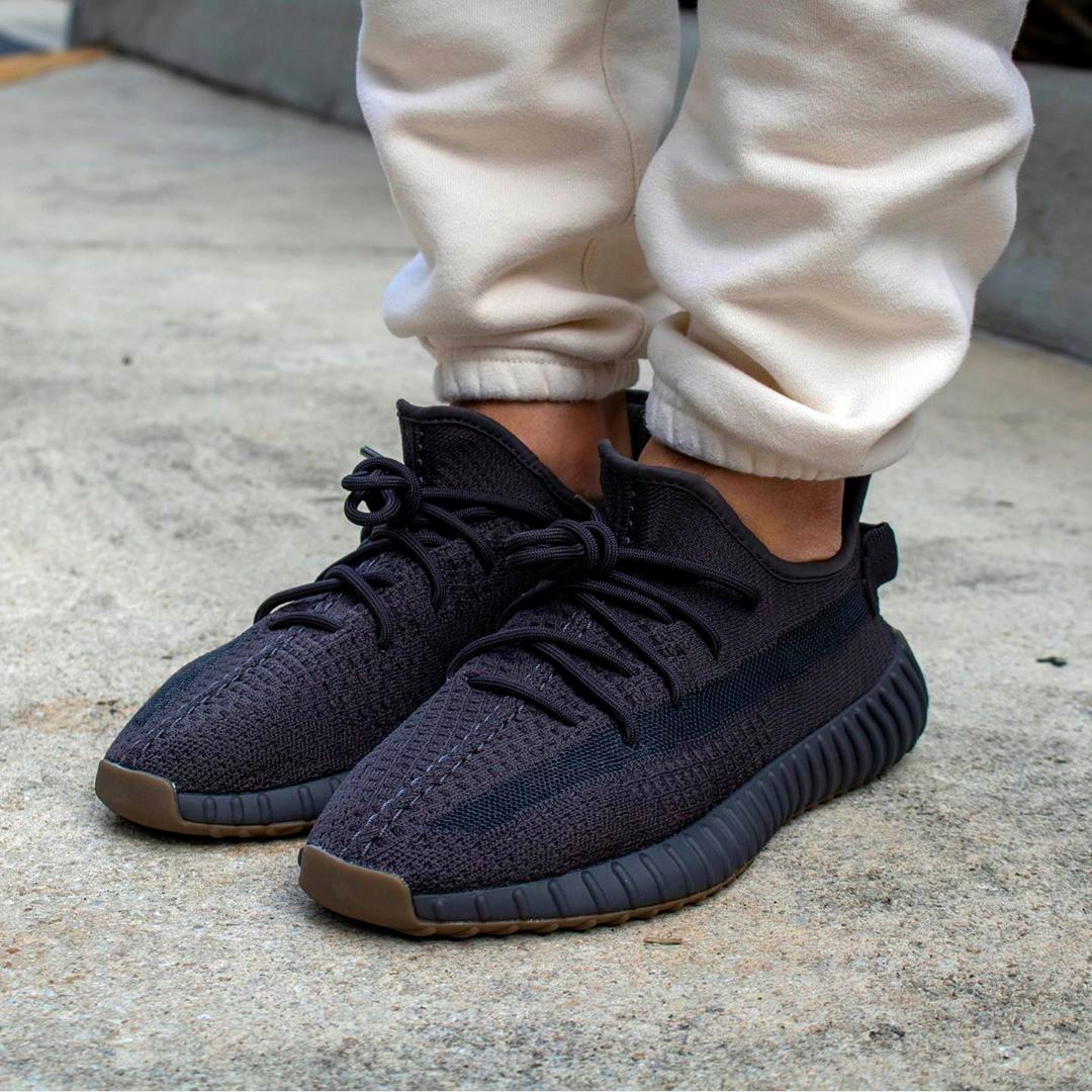 Sepatu Sneakers Adidas Yeezy Boost 350 V3 Hyperspace.