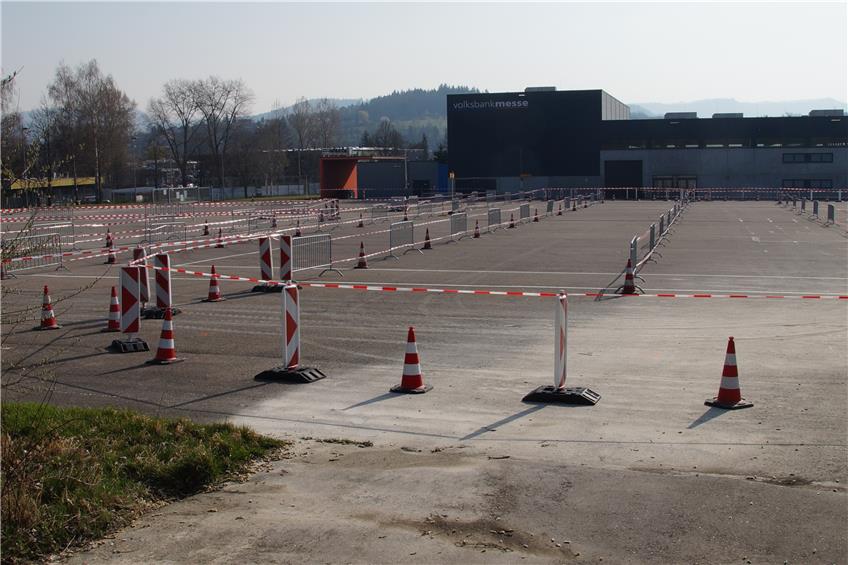 Abstrich im Vorbeifahren: Das DRK baut auf dem Messegelände in #Balingen ein #Corona-Testzentrum als Drive-Through auf. (hai) zak.de/Nachrichten/Ab…