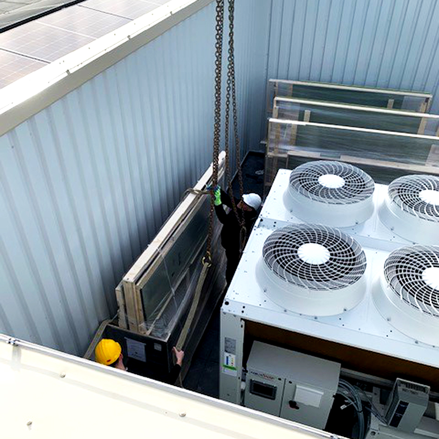 NijboerID's tweet photo. Ons maatwerk komt bij Van der Valk Deventer uit de lucht ‘vallen’! Dit scheelt een boel gesjouw en voorkomt beschadigingen. Efficient werken...daar houden we van!
#exclusief #interieur #efficient #deventer #maatwerk https://t.co/ASWQlF6XS6