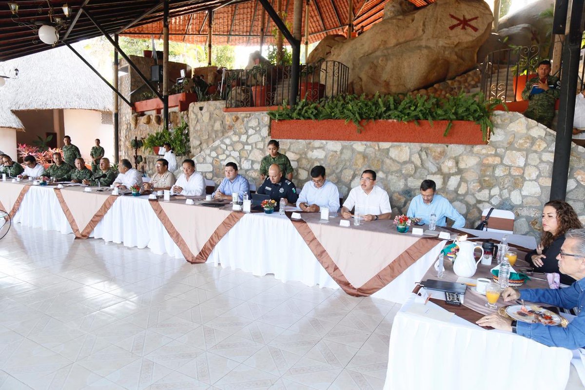 HectorAstudillo's tweet photo. Iniciamos la jornada laboral #ComoTodosLosDías en sesión de la Mesa de Coordinación Estatal para la Construcción de la Paz. Damos seguimiento a las medidas por la contingencia de #Covid_19, estamos reforzando las estrategias de prevención y llevando un control del avance. https://t.co/VftgS9Aw6N