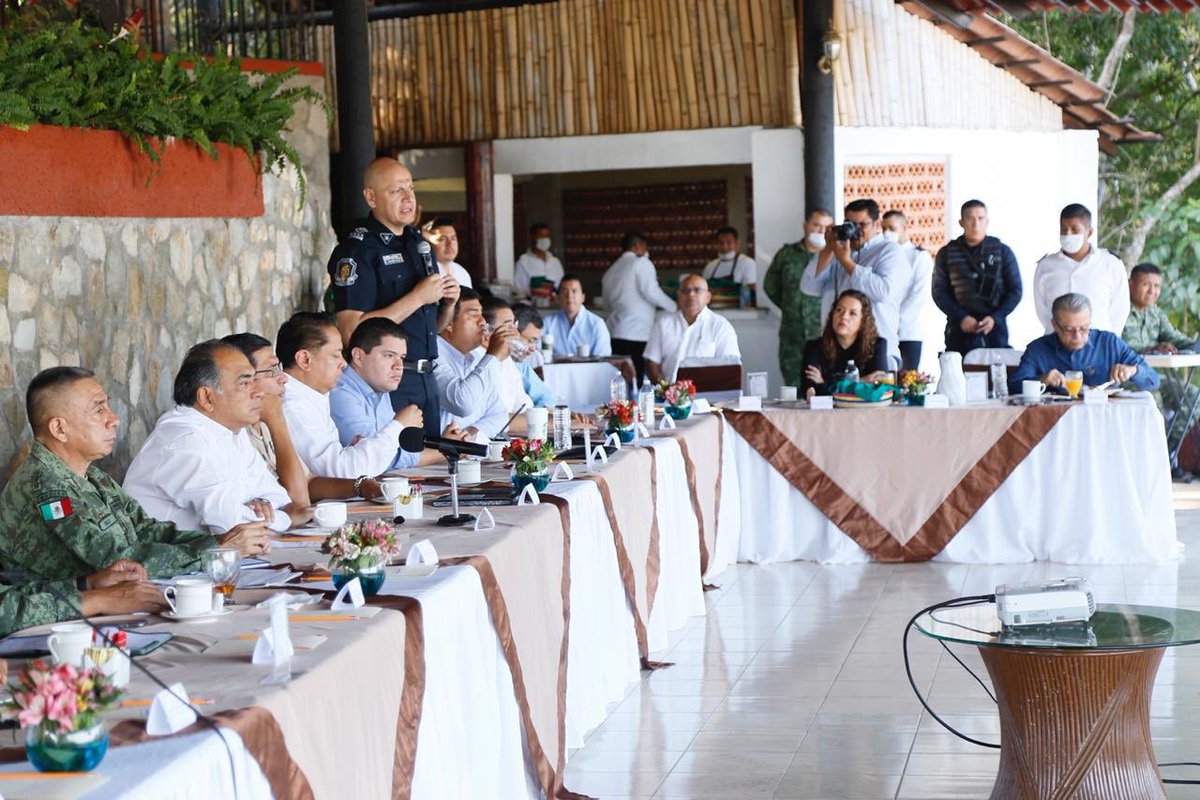 HectorAstudillo's tweet photo. Iniciamos la jornada laboral #ComoTodosLosDías en sesión de la Mesa de Coordinación Estatal para la Construcción de la Paz. Damos seguimiento a las medidas por la contingencia de #Covid_19, estamos reforzando las estrategias de prevención y llevando un control del avance. https://t.co/VftgS9Aw6N