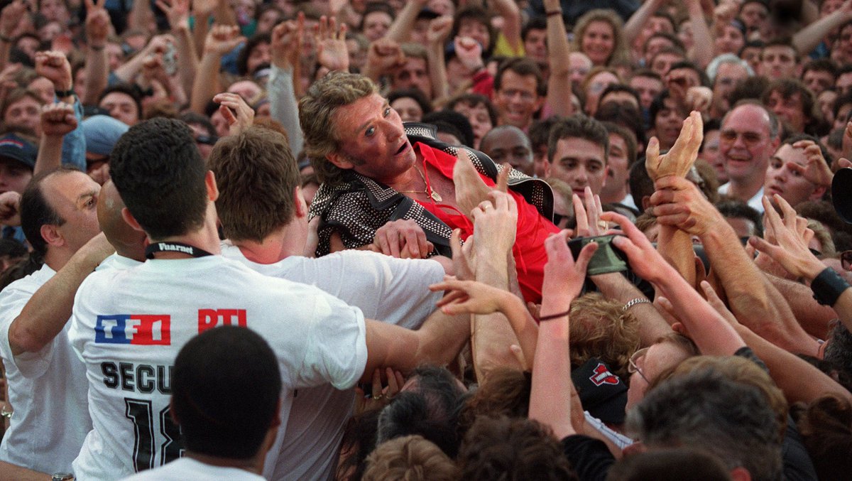 TeamHallyday's tweet photo. La plus extraordinaire entrée sur scène de tous les concerts, tout artistes confondus ! 
#JohnnyHallyday fend la foule au péril de son intégrité physique pour rejoindre la scène ! 
Mick Jagger essaiera lui aussi cet exploit, sans y arriver ! 
#OnlyJohnny ! 🐺 https://t.co/3M2BW45sws